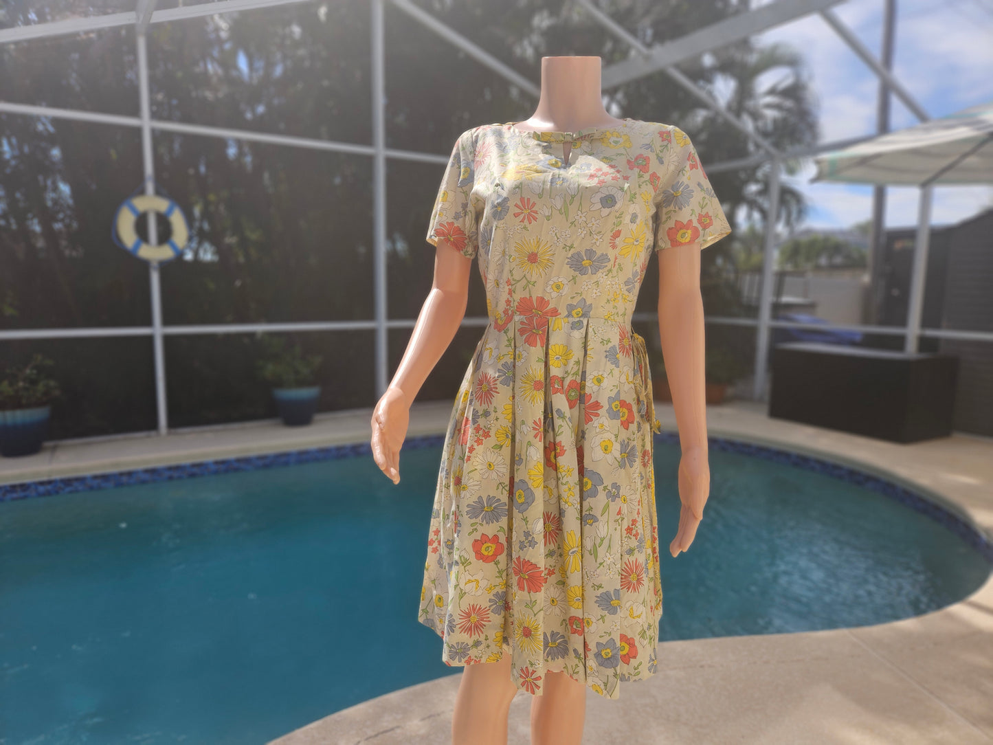 Vintage 1950s Floral Cotton Day Dress with Keyhole Neckline image 5