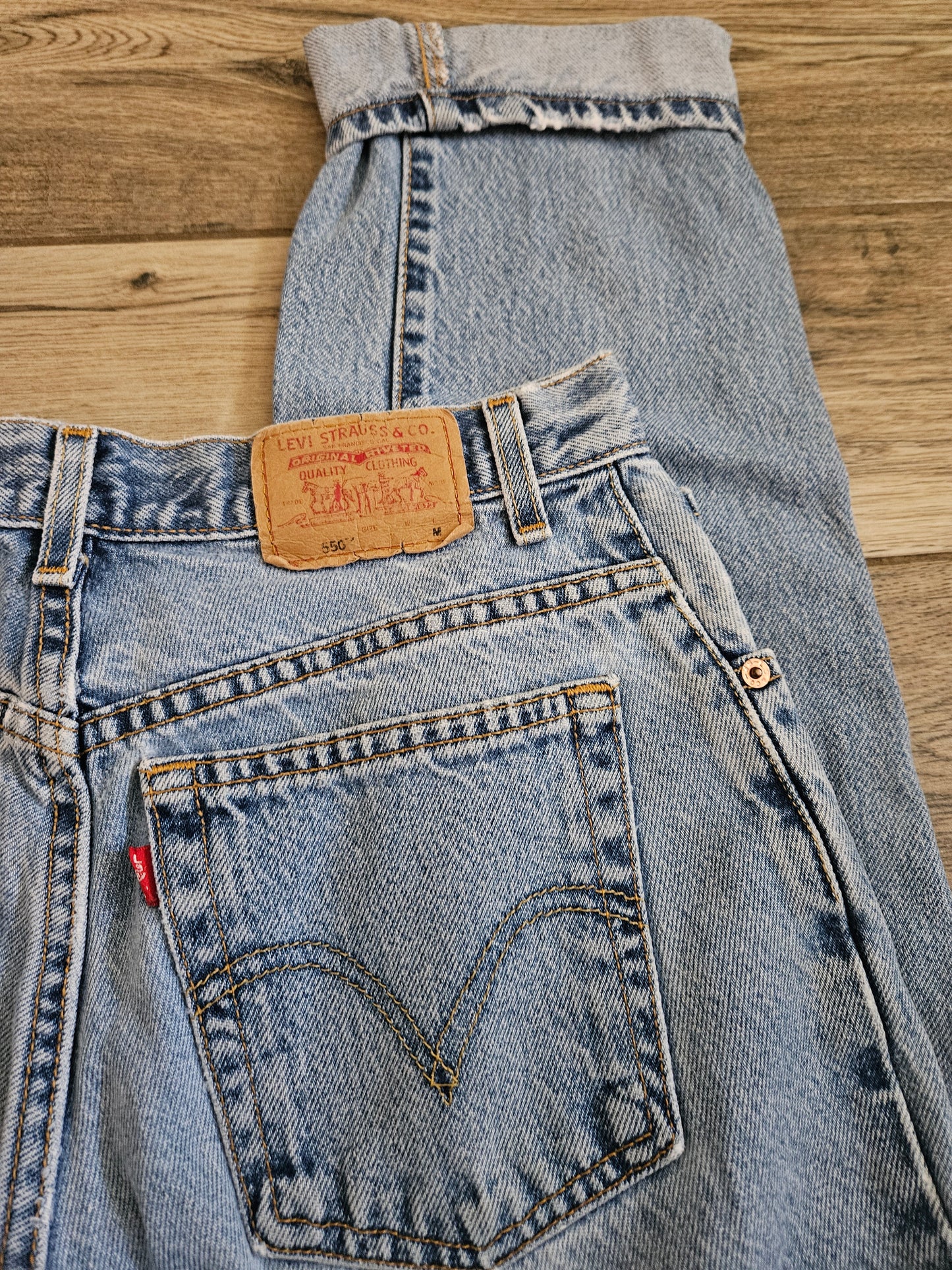 Vintage Levi’s 550 Classic Relaxed Tapered Jeans | Vintage Light Wash | 8 Mis M