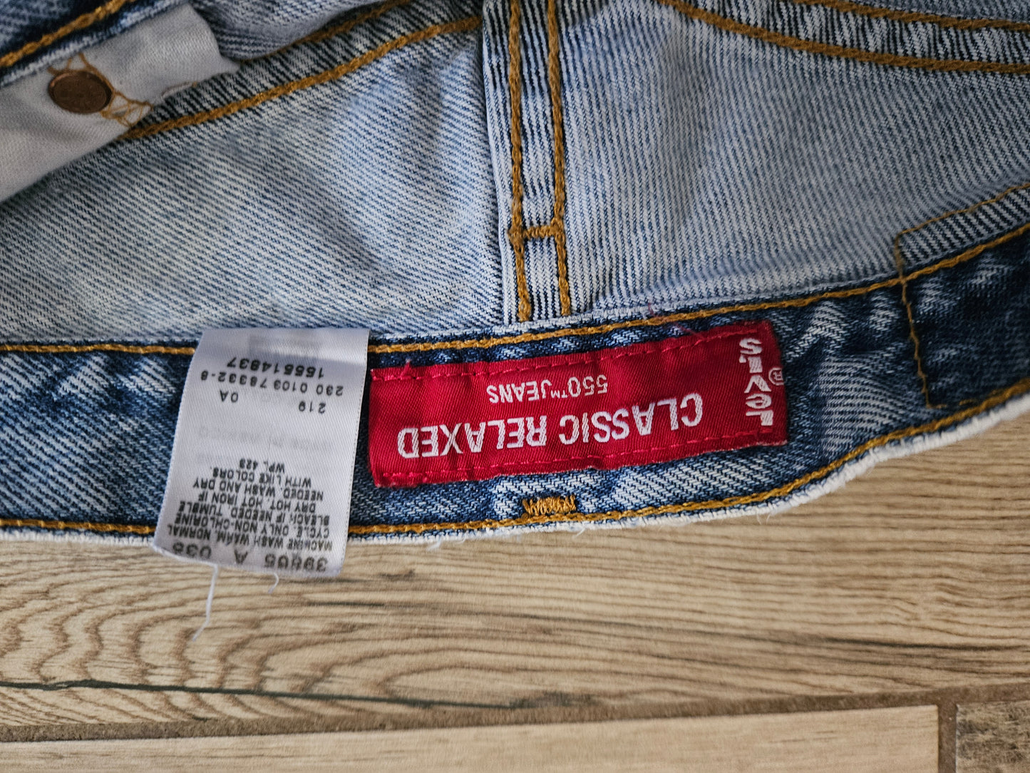 Vintage Levi’s 550 Classic Relaxed Tapered Jeans | Vintage Light Wash | 8 Mis M