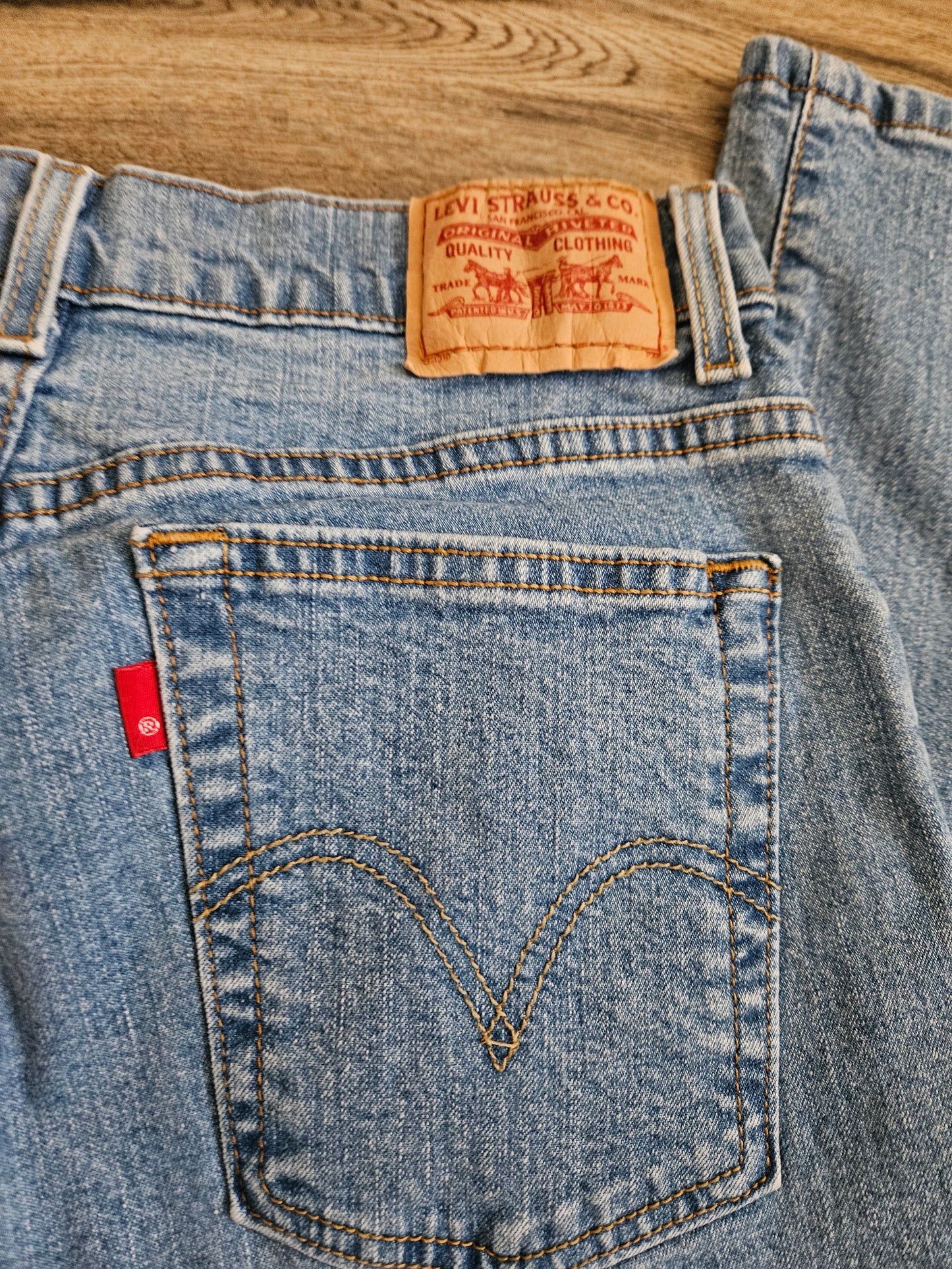 Vintage Levi’s 550 Relaxed Bootcut Jeans | Light Wash | Size 8M
