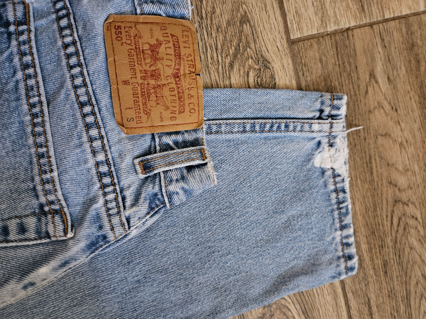 Vintage Levi’s 550 Relaxed Fit Tapered Jeans | Light Wash | 28x28