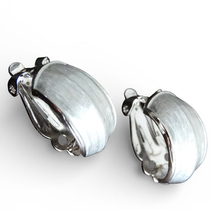 Vintage 1950s 1960s Kramer Brushed Silver Crescent Clip-On Earrings – Mid-Century Modern
