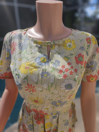 Vintage 1950s Floral Cotton Day Dress with Keyhole Neckline image 4